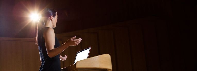 Entrenamiento de Oradores Médicos: Formando Voces Impactantes en Medicina